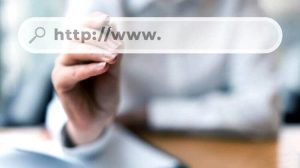Mão escrevendo em barra de pesquisa online
