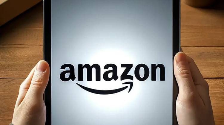 Tablet com símbolo da Amazon no meio